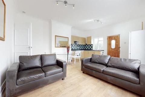 4 bedroom apartment to rent, Oakfield Road, London