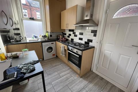 7 bedroom terraced house to rent, Brudenell Road, Hyde Park, Leeds, LS6 1JD