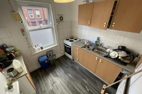 7 bedroom terraced house to rent, Brudenell Road, Hyde Park, Leeds, LS6 1JD