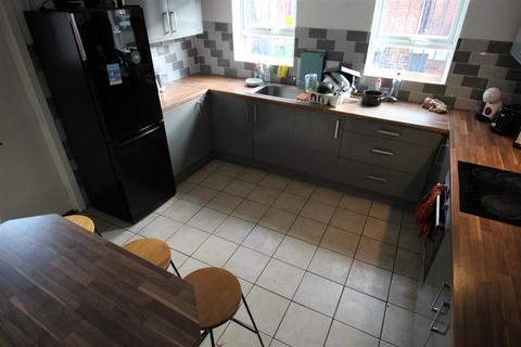 7 bedroom terraced house to rent, Delph Lane, Hyde Park, Leeds, LS6 2HQ