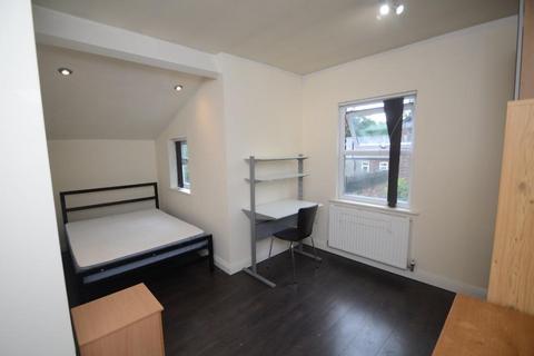 5 bedroom flat to rent, Wellington Road , Manchester M14