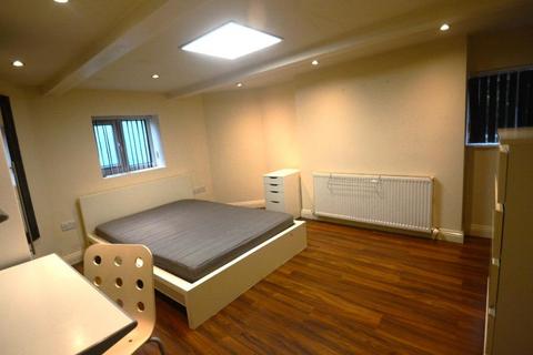 2 bedroom flat to rent, Wellington Road, Manchester M14