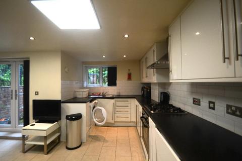 2 bedroom flat to rent, Wellington Road, Manchester M14