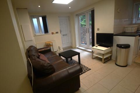 2 bedroom flat to rent, Wellington Road, Manchester M14