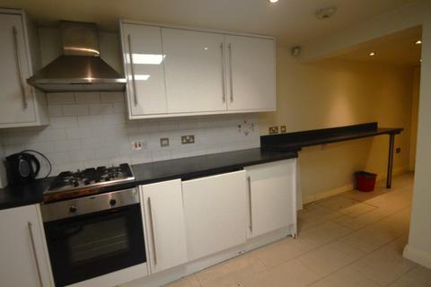 2 bedroom flat to rent, Wellington Road, Manchester M14