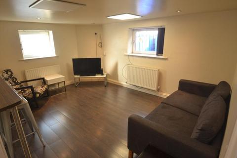 3 bedroom flat to rent, Wellington Road, Manchester M14