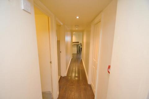 3 bedroom flat to rent, Wellington Road, Manchester M14