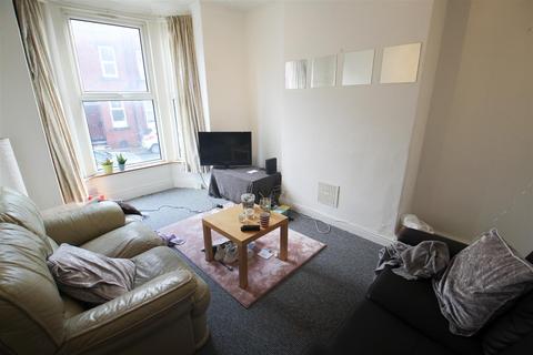 6 bedroom terraced house to rent, Thornville Road, Hyde Park, Leeds, LS6 1JY