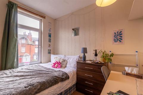 4 bedroom house to rent, Brudenell Street, Hyde Park, Leeds