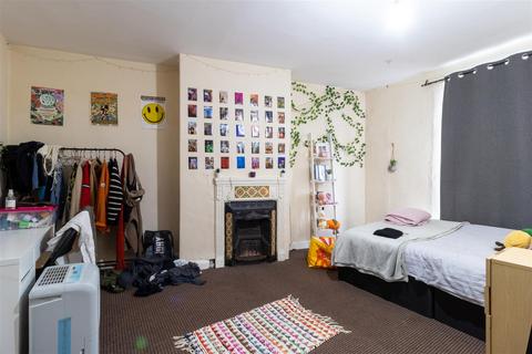 4 bedroom house to rent, Brudenell Street, Hyde Park, Leeds