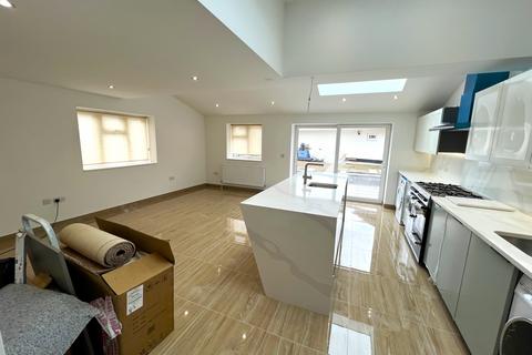 5 bedroom semi-detached house to rent, Fencepiece Road, Ilford IG6