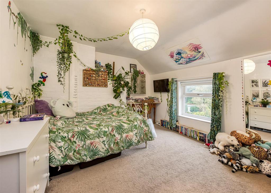 16 Clifton Road-bed2.jpg