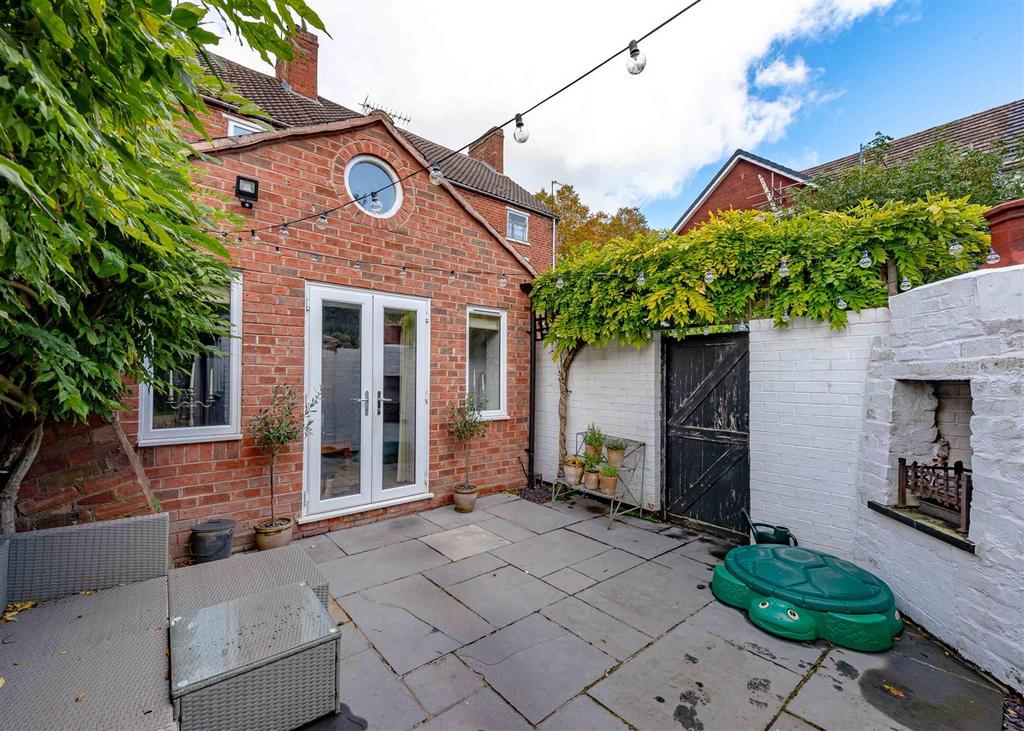 16 Clifton Road-garden2.jpg