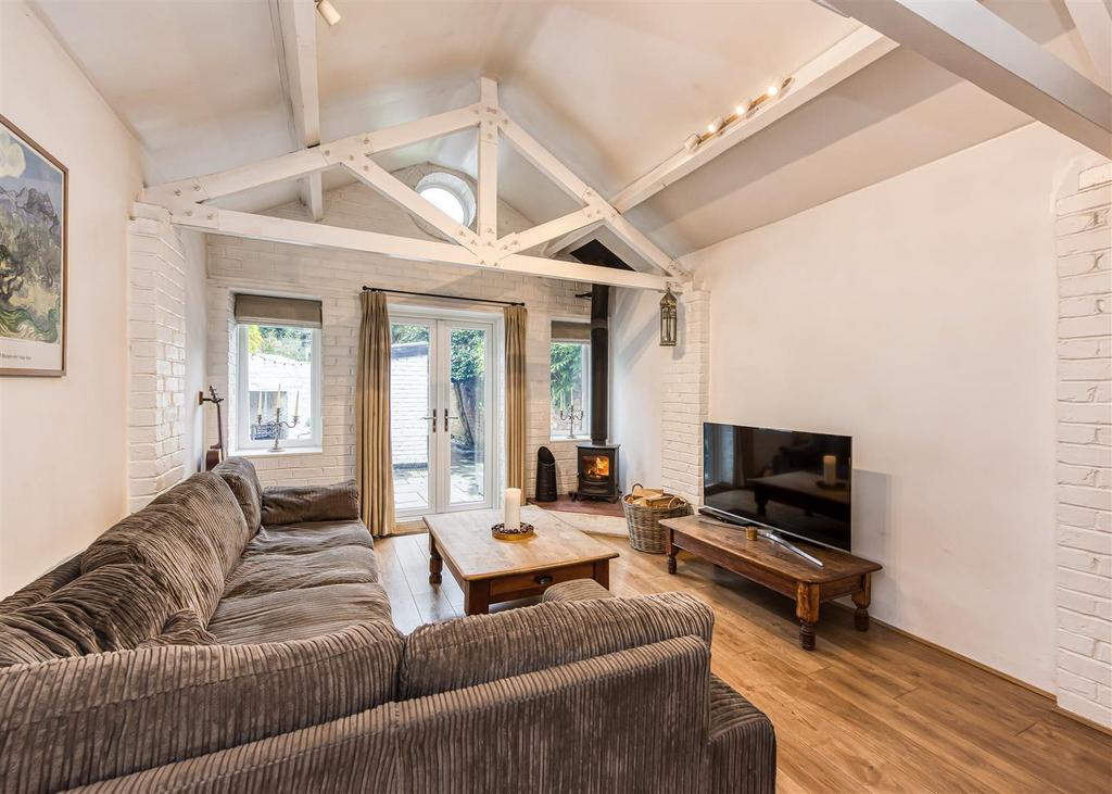 16 Clifton Road-lounge.jpg