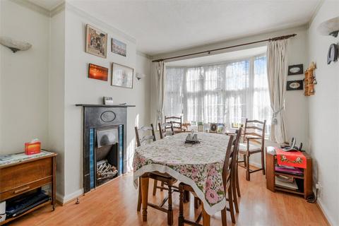 121 Ruden Way, Epsom, KT17 3LW