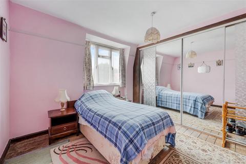 121 Ruden Way, Epsom, KT17 3LW