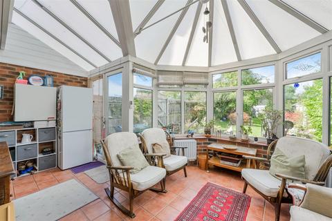 121 Ruden Way, Epsom, KT17 3LW