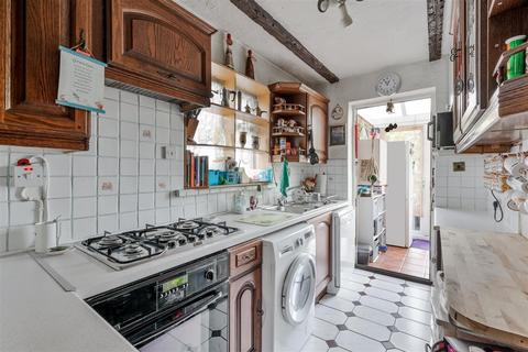 121 Ruden Way, Epsom, KT17 3LW