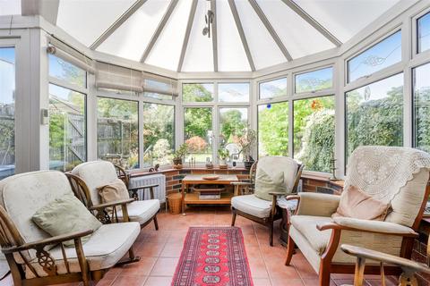 121 Ruden Way, Epsom, KT17 3LW