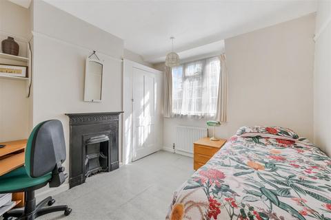 121 Ruden Way, Epsom, KT17 3LW