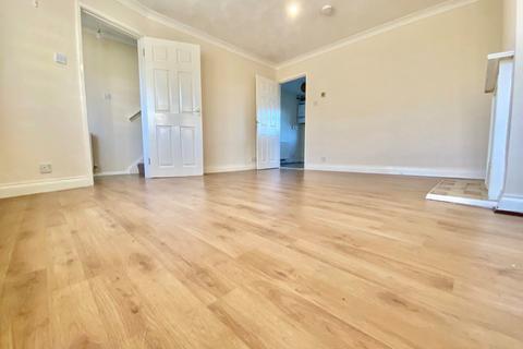 3 bedroom semi-detached house to rent, Butts Road, Southampton SO19