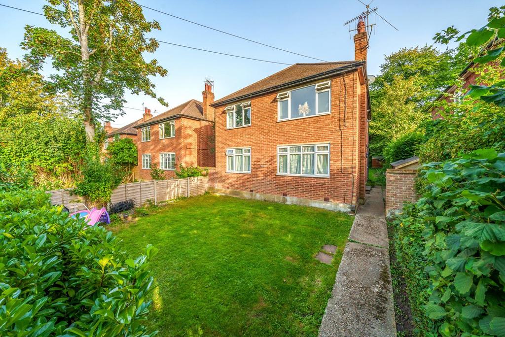 Woodlands Avenue, West Byfleet, KT14 3 bed for sale £350,000