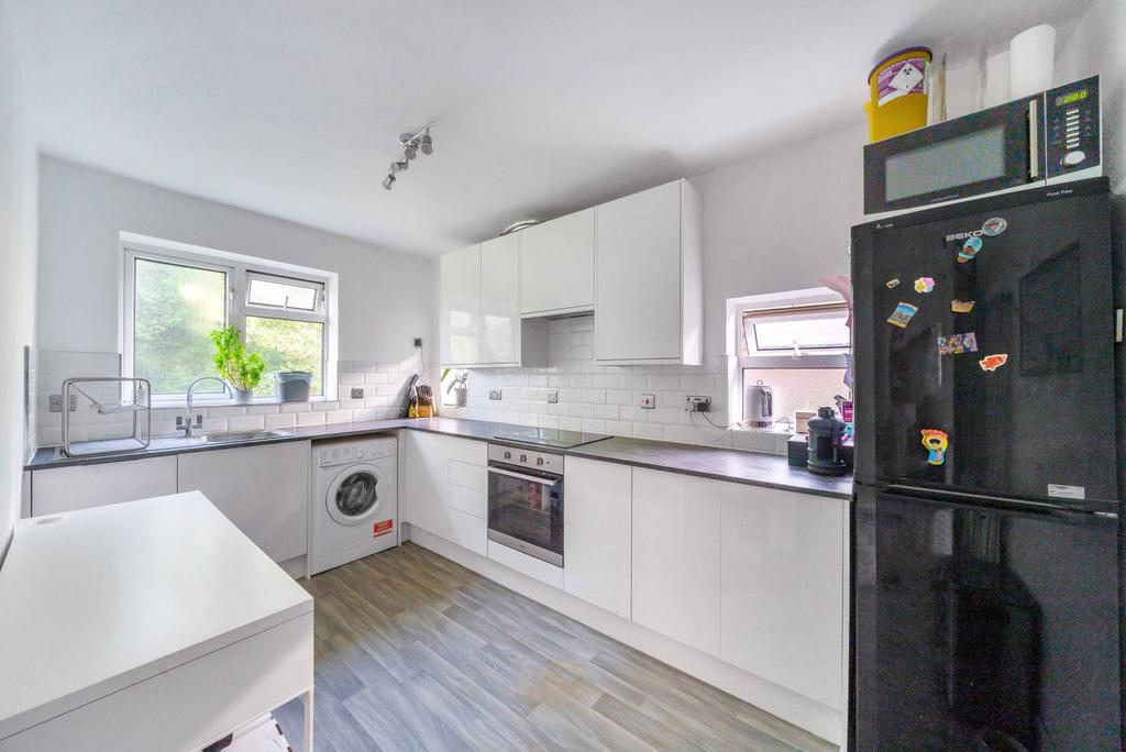 Woodlands Avenue, West Byfleet, KT14 3 bed for sale £350,000