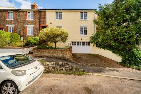 84 Commonwealth Road, Caterham, CR3 6LS