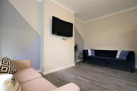 5 bedroom apartment to rent, Belle Vue Road, Hyde Park, Leeds, LS3 1HF