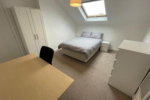 5 bedroom terraced house to rent, Brudenell Avenue, Leeds