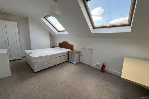 5 bedroom terraced house to rent, Brudenell Avenue, Leeds