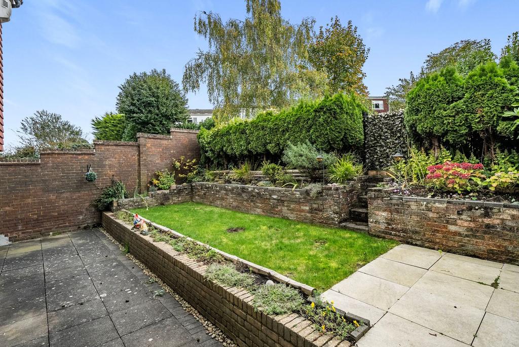Rose Bushes, Epsom KT17 4 bed end of terrace house for sale £600,000