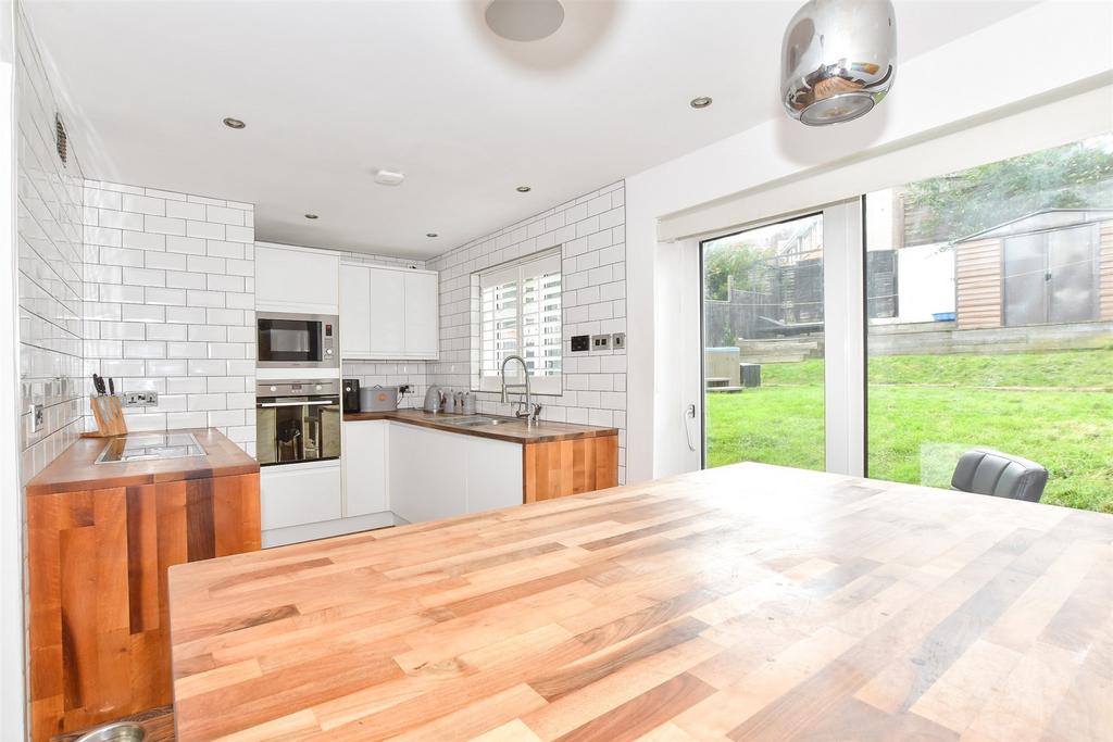 Kitchen/ Dining Area