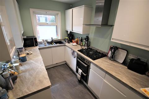 5 bedroom terraced house to rent, Claremont Avenue, Hyde Park, Leeds, LS3 1AT