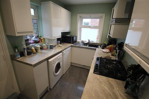 5 bedroom terraced house to rent, Claremont Avenue, Hyde Park, Leeds, LS3 1AT