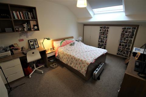 5 bedroom terraced house to rent, Claremont Avenue, Hyde Park, Leeds, LS3 1AT