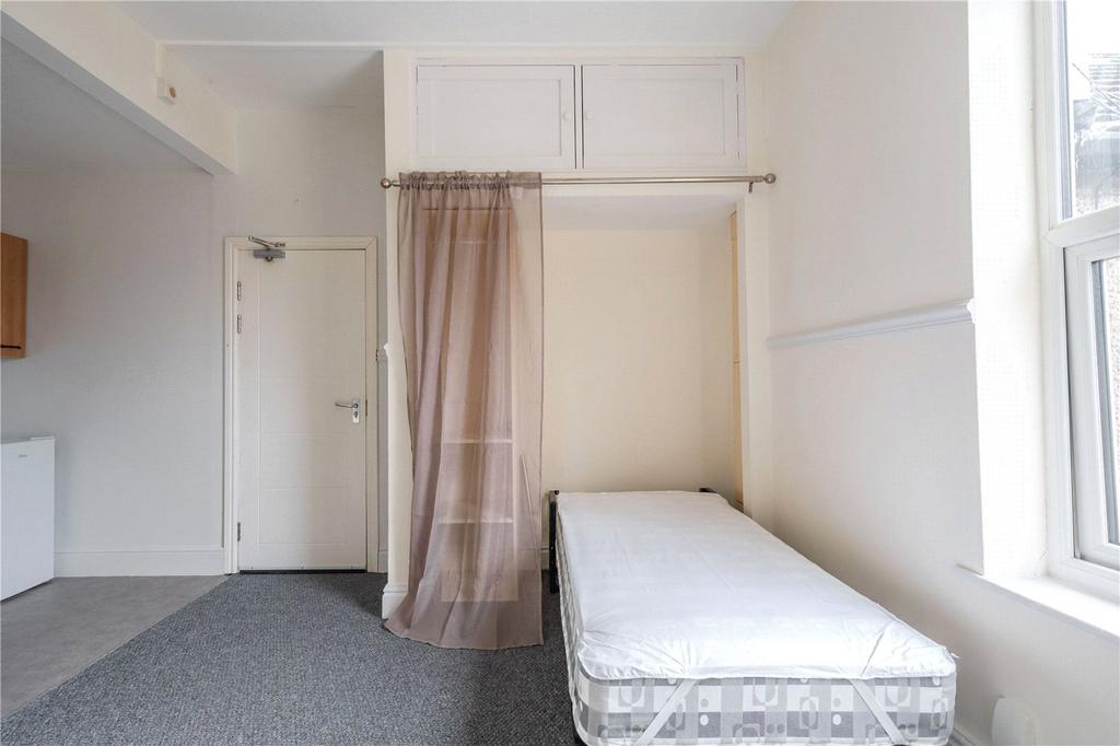 Flat 4 - Living/Bed