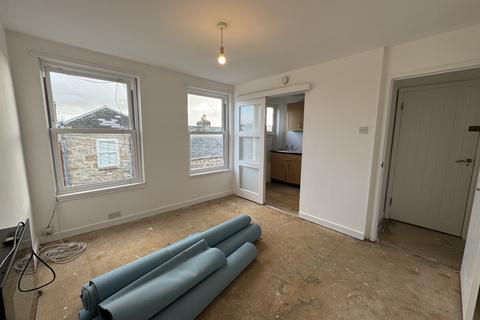 2 bedroom flat to rent, Rosevean Road, Penzance TR18