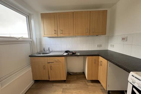 2 bedroom flat to rent, Rosevean Road, Penzance TR18