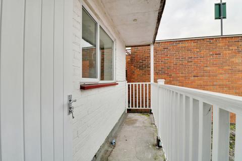 1 bedroom flat to rent, Elmsleigh Drive, Leigh-on-sea, SS9