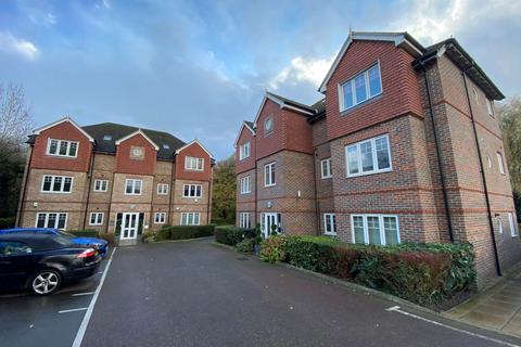 2 bedroom flat to rent, The Moorings, Highbridge Close