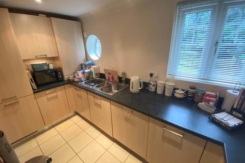 2 bedroom flat to rent, The Moorings, Highbridge Close