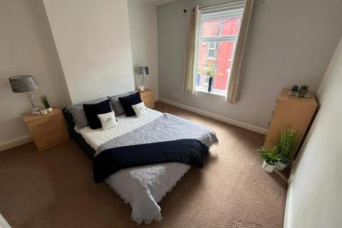 2 bedroom terraced house to rent, Glebe Avenue, Leeds LS5