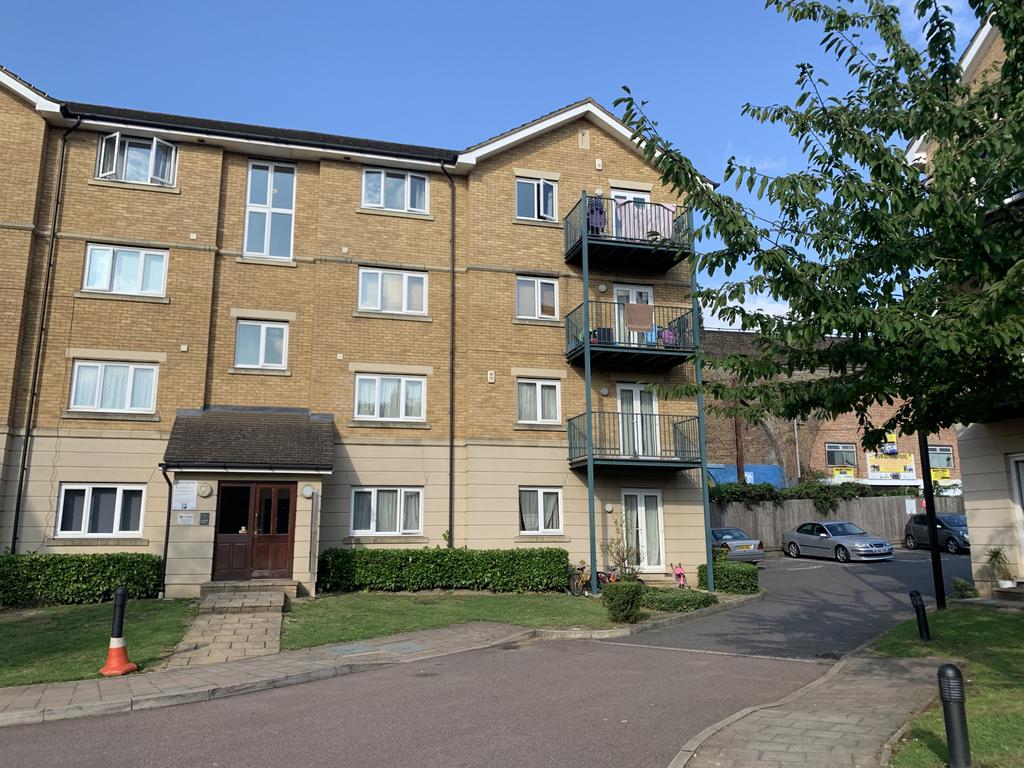 HARROW, HA2 8FD 3 bed flat to rent £2,200 pcm (£508 pw)