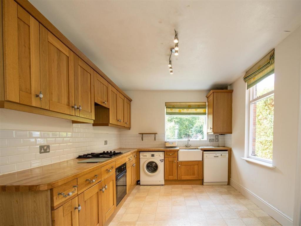 Mona Road, West Bridgford... 3 bed semidetached house to rent £1,200