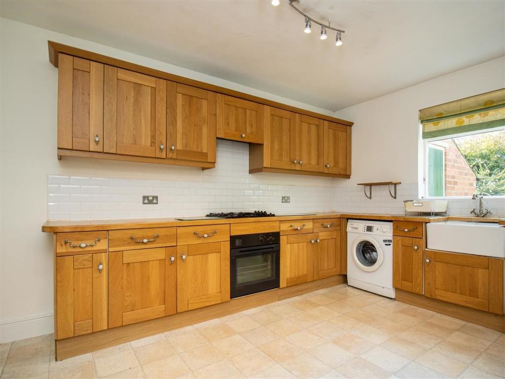Mona Road, West Bridgford... 3 bed semidetached house to rent £1,200