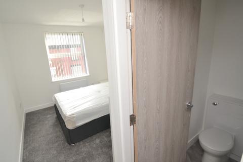 3 bedroom flat to rent, Lloyd Street South, Manchester M14