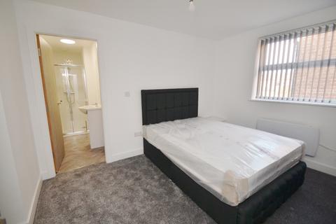 3 bedroom flat to rent, Lloyd Street South, Manchester M14