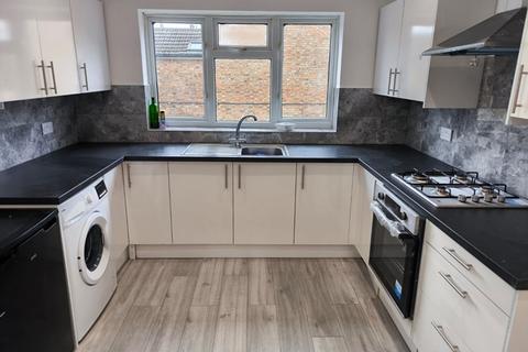 undefined, 5 Bedroom Flat Town Centre
