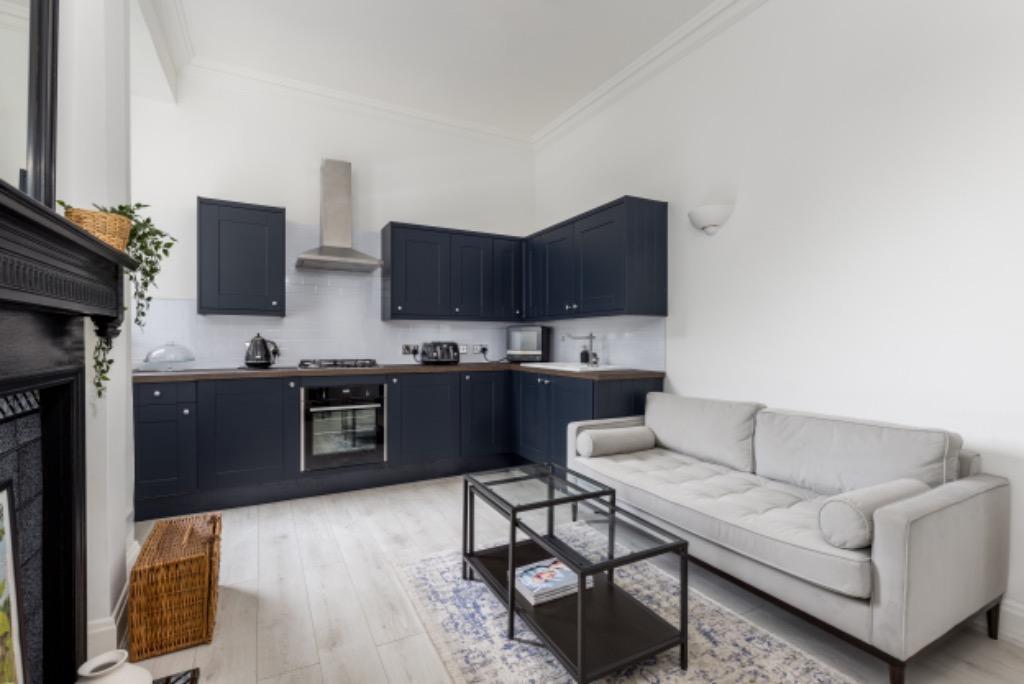 Edina Place, Leith, Edinburgh, EH7 2 bed flat to rent £1,700 pcm (£